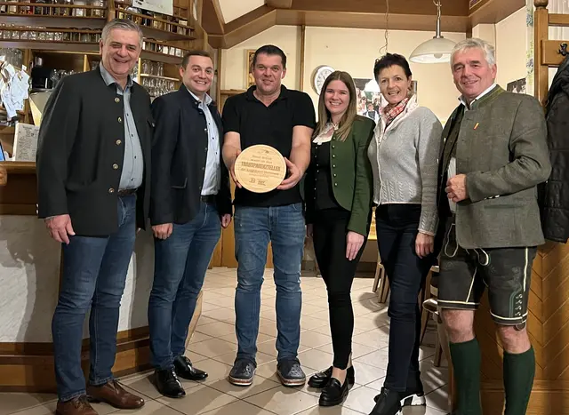 Wirt Richard Kaufmann wurde mit der Plakette „Jungbauern-Transparenzteller“ ausgezeichnet – hier mit Bürgermeister Karl Resch, Jungbauern-Obmann David Tischler, Vorstandsmitglied Anna-Maria Haller, Landwirtschaftskammer-Vizepräsidentin Maria Pein und dem südoststeirischen Landwirtschaftskammer-Obmann Franz Uller (v. l.).  | Foto: Steirische Jungbauern