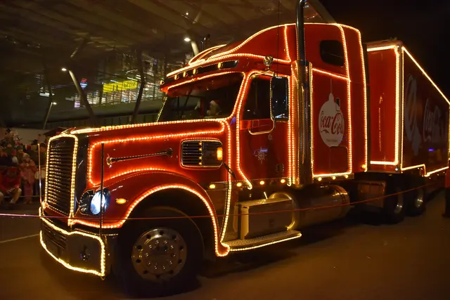 Begleitet von Melanie Thorntons "Wonderful Dream" fuhr der Truck 2024 in Neusiedl ein. Heuer stoppt das riesige, rote Vehikel gleich zweimal im Bezirk Eisenstadt.  | Foto: Stefan Schneider