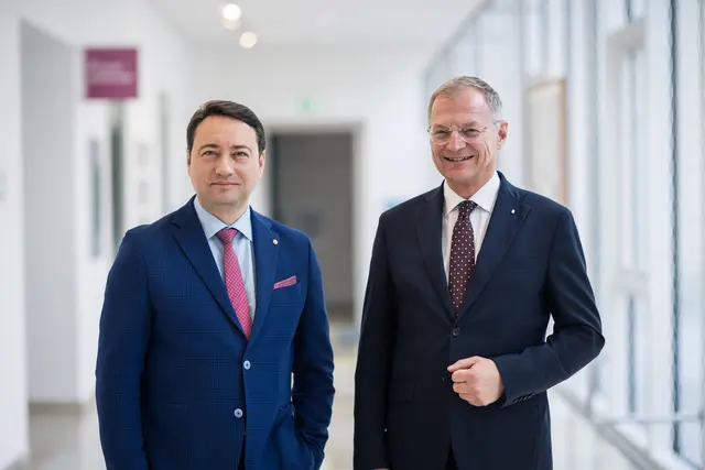 Landeshauptmann Thomas Stelzer (ÖVP) und Landeshauptmann-Stellvertreter Manfred Haimbuchner (FPÖ, l.) präsentierten den voraussichtlichen Landeshaushalt für 2026. | Foto: Land OÖ/Mayrhofer