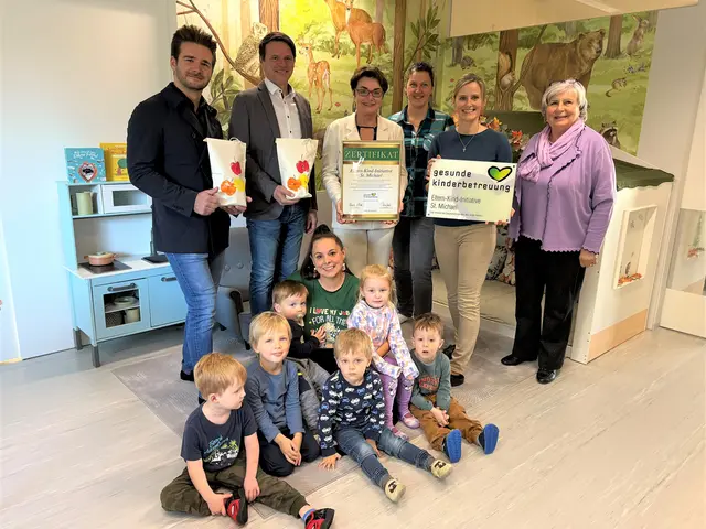 Michael Wos (Obfrau-Stv. der Eltern-Kind-Initiative Wolfsberg), Bürgermeister Alexander Radl, Landesrätin Beate Prettner, Landwirtin Petra Krenn-Cerhan, Simone Pucher, Vermieterin Margot Kaufhold (von links) und vorne Angela Monsberger (EKI) mit Kindern | Foto: Büro LR.in Prettner
