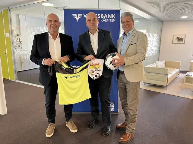 Vorstandsdirektor Volksbank Kärnten Johannes Jelenik, KFV-Präsident Mag. Martin Mutz und Dir. Heinz Strohmayer | Foto: Volksbank