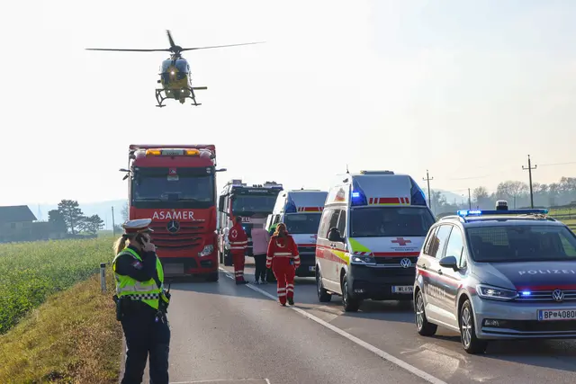 Großaufgebot von Einsatzkräften in Weißkirchen: Ein Crash zwischen Kleintransportern fordert zwei Schwerverletzte. | Foto: laumat.at