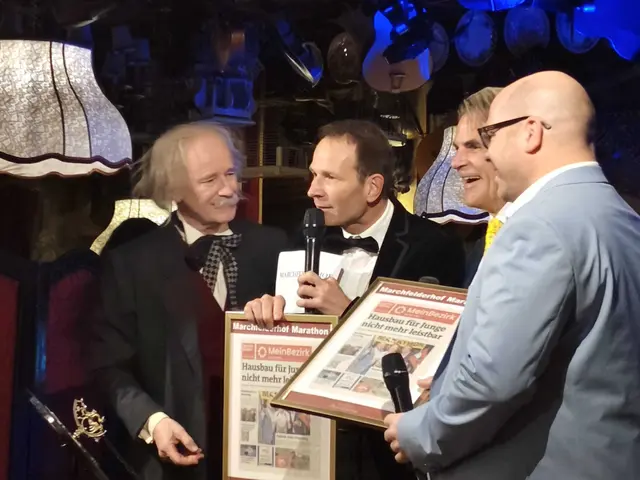 Alexander Rüdiger überreichte Bürgermeister Mentl-Weigl feierlich die gerahmten MeinBezirk-Ausgaben. | Foto: Sadiki-Peckary