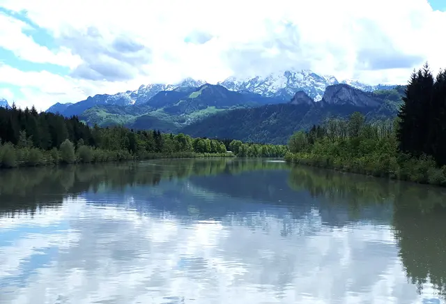 Im Staubereich der Salzach werden Buhnen eingesetzt. | Foto: Josef Wind
