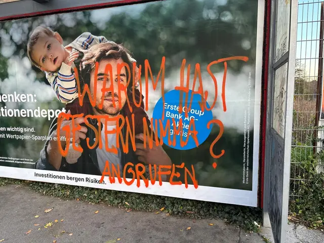 Die Beschriftungen auf der Werbewand seien laut der Polizei als Sachbeschädigung einzuordnen. Auf den Bauzäunen hingegen nicht.  | Foto: Janine Kokesch/MeinBezirk