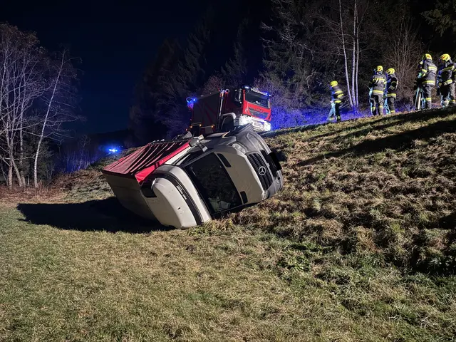 Ein Fahrzeug stürzte bei Ranten über Straßenböschung | Foto: BSBÖ OVI Thomas Keidel
