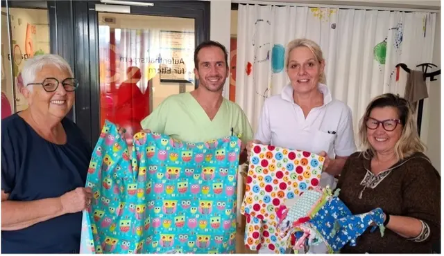 Martina Reip (l.) und Marika Krenn (r.) vom Verein Zwergenbunt übergaben die Wäschestücke an die Frühchenstation.
 | Foto: Verein Zwergenbunt