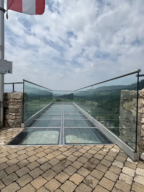 Die Aussichtsplattform "Jauntalblick" wurde 2025 am Schlossberg eröffnet. | Foto: MeinBezirk.at