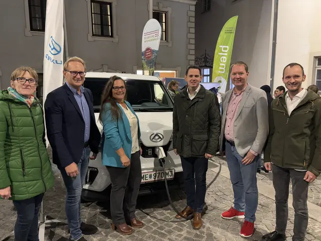 Vor dem Start der Generalversammlung der EEG Elsbeere Wienerwald: Margarete Maron (Gemeinderätin Kirchstetten), Georg Ockermüller (Bgm. Eichgraben), Karin Winter (Bgm. Maria Anzbach), Jürgen Rummel (Bgm. Neulengbach), Franz Haunold (Bgm. Böheimkirchen), Gerhard Berger (Bgm. Michelbach) | Foto: Lauren Fahrenberger / MeinBezirk