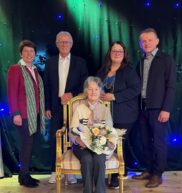 Judith Purker (Bauernbund), Gemeinderat Franz Hinterleitner, Jubilarin Stefanie Feiertag, Bürgermeisterin Eva Schachinger und Reinhard Schachinger (ÖVP). | Foto: Marktgemeinde St. Leonhard
