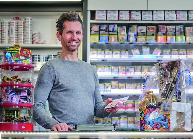 Philipp Kukowitsch vertreibt in seiner Tabak-Trafik weit mehr als nur Zigaretten. Auch CBD-Produkte sind absolut gefragt. | Foto: MVG/Alexander Haiden