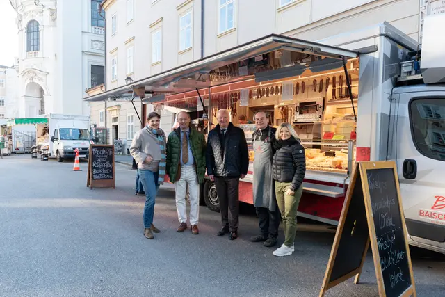 Neu am Grünmarkt ist seit dem heutigen Mittwoch, 5. November 2025, auch die Qualitäts-Metzgerei Baischer aus Lochen, die künftig jeweils am Mittwoch mit regionalen Fleisch- und Wurstwaren vertreten ist. V.li. Constanze Antosch (Leitung Marktamt), Bernd Huber (Abteilungsleitung Abt. 1), Bgm.-Stv. Florian Kreibich, Gerhard Baischer und Sabine Baischer. | Foto: Stadt Salzburg / Alexander Killer