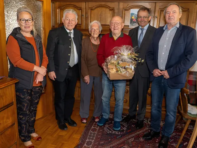 Seniorenbund Obmann-Stellvertreterin von Gmunden Ulrike Reiter, Landesobmann LH a.D. Josef Pühringer, die Gattin des Jubilars Martha Klingesberger, der Jubilar Johann Klingesberger, Seniorenbund-Bezirksobmann Anton Holzleithner und Helmut Pühringer von der Stadtgruppe Gmunden. | Foto: OÖ Seniorenbund