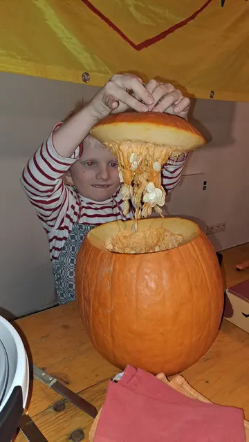 Mit größter Konzentration wurden die Kürbisse bearbeitet. | Foto: Kinderfreunde Pöttsching