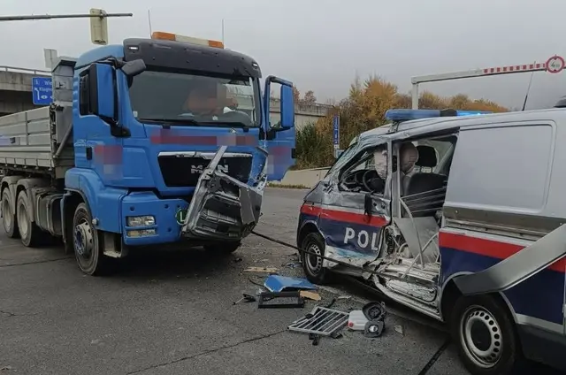 Die Lenkerin des Polizeidiensthundewagens kollidierte mit einem Lkw. | Foto: Freiwillige Feuerwehr Treffen