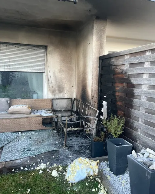 Eine Gartenmöbel-Garnitur hatte zu brennen begonnen, ein Übergreifen des Brandes auf das Wohngebäude konnte verhindert werden. | Foto: FF Markt Stallhofen