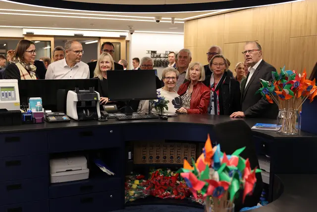Neugierige Gesichter bei der Fürhung durch die neue Filiale.  | Foto: SMW