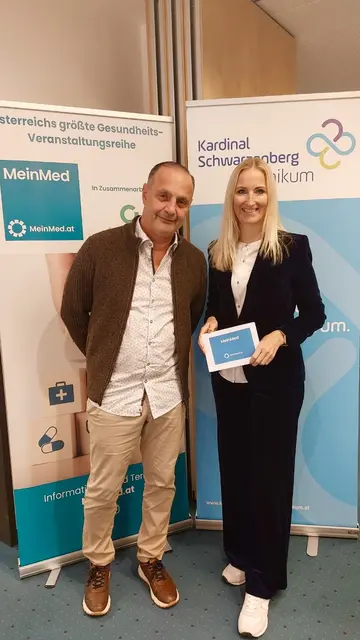 Primar Armand Daliri mit Moderatorin Angelika Pehab beim Mein Med Vortragsabend in St. Johann im Pongau. | Foto: MeinMed