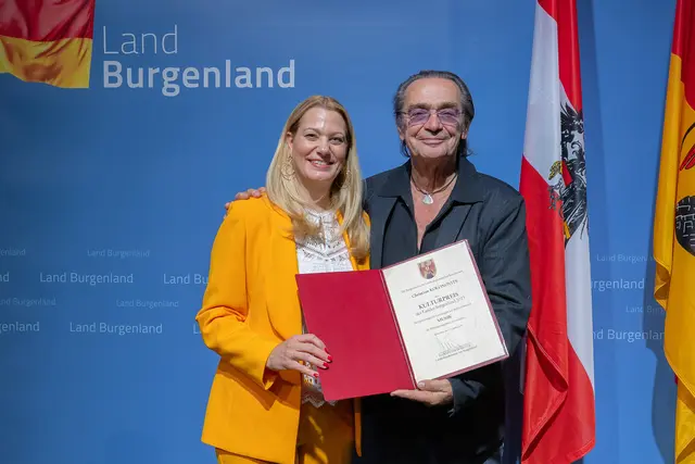 Landesrätin Daniela Winkler gratulierte Christian Kolonovits zum Kulturpreis des Landes Burgenland in der Sparte „Musik“ | Foto: Landesmedienservice Burgenland / Christian Gmasz