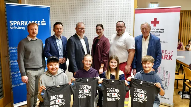 Jan Böhmer, Wolfgang Jöbstl, Bernd Osprian, Jacqueline Reicher, Roman Wonisch und Ernst Meixner mit den Rotkreuz-Jugendlichen | Foto: M. Hausegger/Rotes Kreuz Steiermark