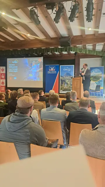 Bayern und Tirol vernetzen sich in Oberaudorf beim Thema Öffis: Andreas März, Oberbürgermeister von Rosenheim und Vizepräsident der Euregio Inntal, bei seiner Ansprache.    | Foto: Euregio Inntal