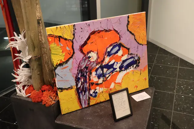 Dieses abstrakte Bild mitsamt Gedicht erhielt die Gemeinde von Hans Niss als Geschenk | Foto: Thomas Seelos