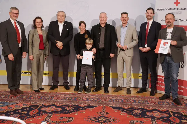 Im Rahmen einer feierlichen Ehrung in der Kärntner Landesregierung wurden 32 Projektschulen bzw. Schulverbunde ausgezeichnet. | Foto: LPD Kärnten/Wajand