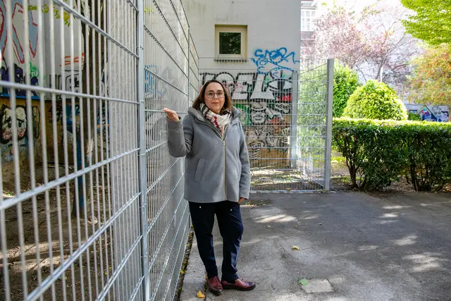 Bezirksvorsteher-Stellvertreterin Julia Lessacher (SPÖ) zeigt sich zufrieden mit dem neuen Zaun im Fritz-Imhoff-Park. | Foto: BV6