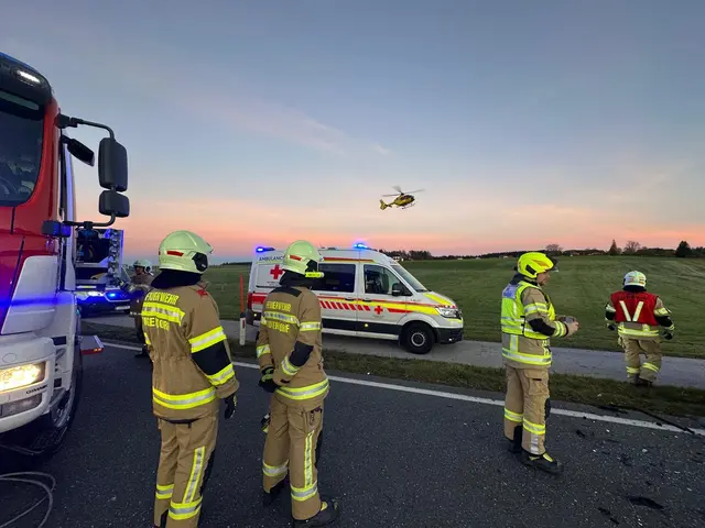 Heute Morgen kollidierten zwei Autos auf der B1 zwischen Eugendorf und Henndorf. | Foto: Feuerwehr Eugendorf
