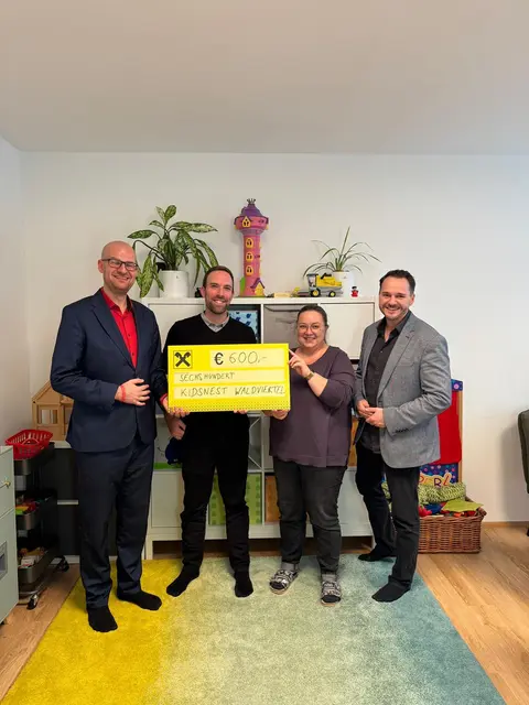 Christopher Führer (l.) und Markus Josl (r.) bei der Spendenübergabe im Kidsnest Waldviertel mit Thomas Graf und Rebecca Haselbacher | Foto: Waldviertler Rednernacht