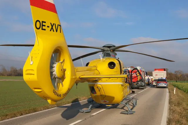 Großaufgebot von Einsatzkräften in Weißkirchen: Ein Crash zwischen Kleintransportern fordert zwei Schwerverletzte. | Foto: laumat.at