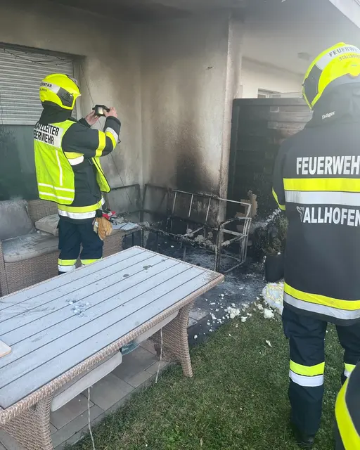 Mittels Wärmebildkamera wurde die Brandstelle auf Glutnester untersucht. | Foto: FF Markt Stallhofen