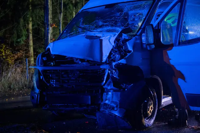 Der Lenker des Fahrzeugs war zum Glück nicht eingeklemmt. Er wurde ins Krankenhaus gebracht.