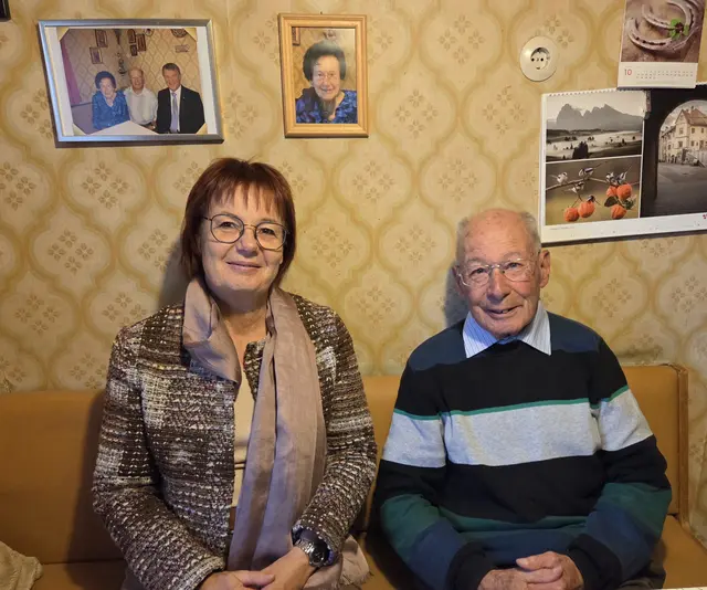 Bürgermeisterin Eva Wolf mit dem Jubilar Leo Wörle. | Foto: Gemeinde Lechaschau