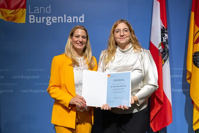 Katrin Bernhardt erhielt von Landesrätin Daniela Winkler das Große Kunststipendium in Sparte „Literatur“ | Foto: Landesmedienservice Burgenland / Christian Gmasz