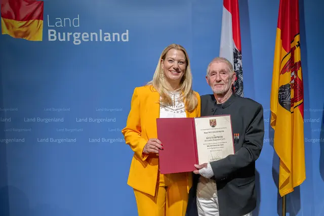 Landesrätin Daniela Winkler gratulierte Hans Wetzelsdorfer zum Kulturpreis des Landes Burgenland in der Sparte „Bildende Kunst“.  | Foto: Landesmedienservice Burgenland / Christian Gmasz
