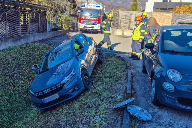 Der Pkw war von einer Firmenzufahrt abgekommen und im Graben gelandet. | Foto: FF Bad Goisern