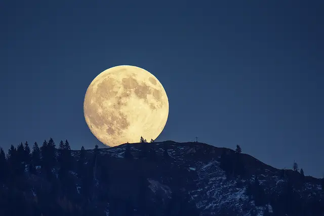 Dieser Vollmond ist besonders eindrucksvoll, denn er erscheint als sogenannter Supermond. 