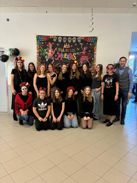 Das Spanischteam mit Schülerinnen der vierten Klassen und Direktor Markus Neuhold ganz rechts. | Foto: BRGOP