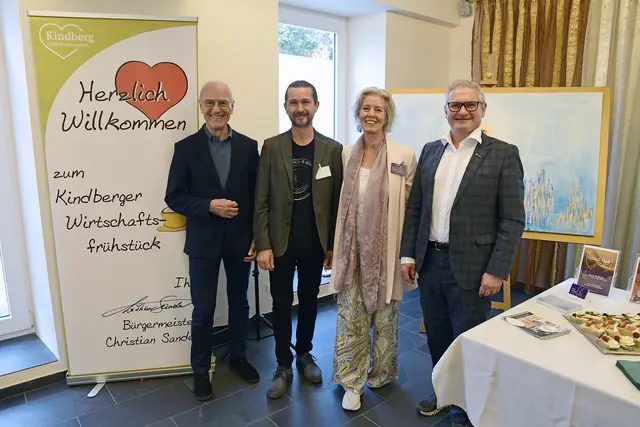 Organisator Siegfried Nerath, Stefan Kohlhofer, Gisela Kohlhofer, Bgm. Christian Sander beim 57. Wirtschaftsfrühstück im Trauungssaal der Stadtgemeinde Kindberg.  | Foto: Stadtgemeinde Kindberg