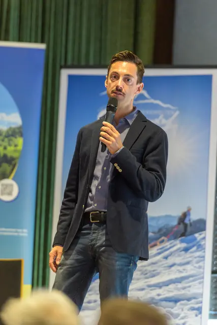 Manuel Tschenet, Geschäftsführer von Kufstein Mobil, erklärte die Strukturen der Zusammenarbeit zwischen Tirol und Bayern. | Foto: Hans Osterauer