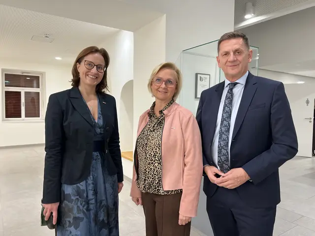 Die drei Ehrengäste Regionalstellen-Obfrau Leoben Astrid Baumann, Landesvorsitzende und WK-Vizepräsidentin Gabriele Lechner und Bürgermeister Kurt Wallner im Gespräch.  | Foto: Elisabeth Egle
