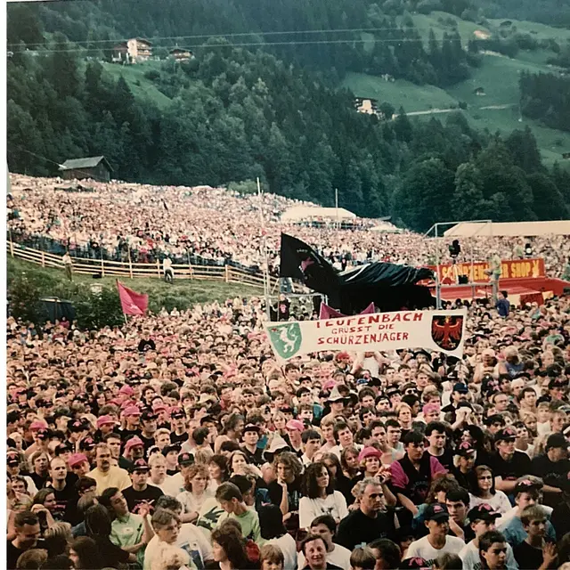 Ein Meer aus Fans. Die Schürzenjäger waren damals das Maß aller Dinge.  | Foto: Gem. Finkenberg