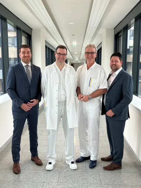 Der neue Bernhard Fritz (Mitte) mit der Kollegialen Führung des Landesklinikums, Kaufmännischer Direktor Florian Trummer, Ärztlicher Direktor Ronald Zwrtek und Pflegedirektor Christian Pleil.  | Foto: LK Mistelbach