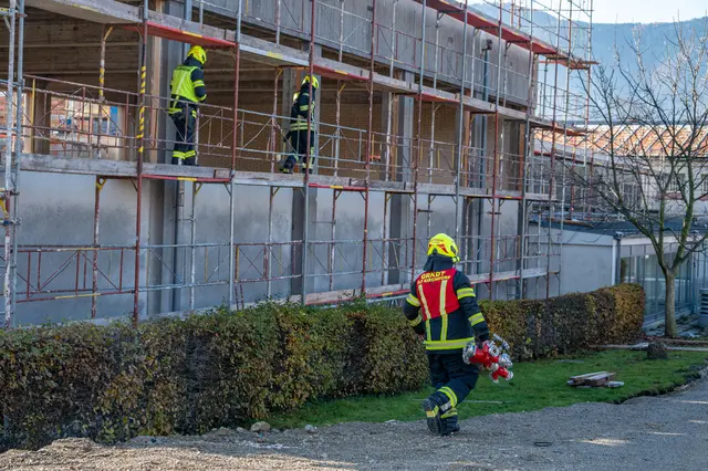 Ein Brand auf einer Baustelle in Kirchdorf an der Krems hat am 5. November 2025 für einen größeren Feuerwehreinsatz gesorgt.  | Foto: Team fotokerschi