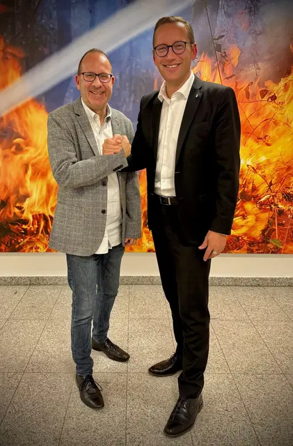 Laufens Bürgermeister Hans Feil (links) und der Bürgermeister von Oberndorf bei Salzburg Georg Djundja bei ihrer letzten gemeinsamen Stadtratssitzung.

  | Foto:  Stadtgemeinde Oberndorf