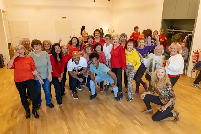 Eine Tanzgruppe zeigte bereits beim Soft-Opening ihr Können im neuen Mehrzweckraum.  | Foto: Christine Fröschl/Pensionist*innenklubs