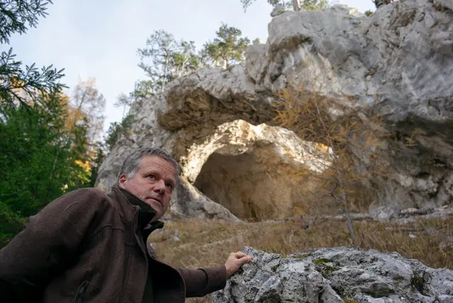 Peter Lepkowicz vor den markanten Felsen, die in eine Kletterwand umfunktioniert wurden.