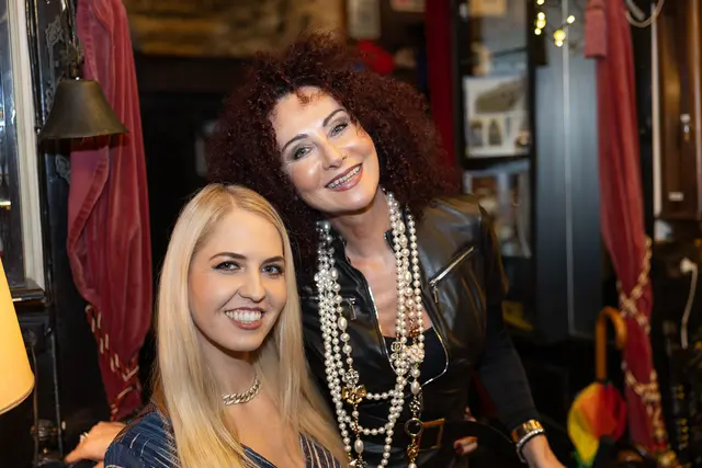 Model Beatrice Turin (l.) und High-Society Lady Christina Lugner ließen sich den Gaumenschmaus nicht entgehen.  | Foto: Rene Brunhölzl/MeinBezirk