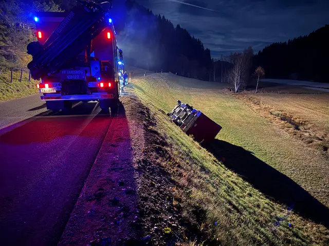 Ein Fahrzeug stürzte bei Ranten über Straßenböschung | Foto: BSBÖ OVI Thomas Keidel
